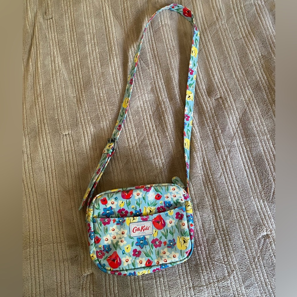 Cath Kidston Kids London Blue Floral Tulips
Mini Shoulder Coated Canvas Purse